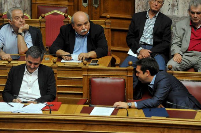 tsakalotos-tsipras-voutsis Ο προϋπολογισμός 2018 θα μείνει στην Ιστορία ως μνημείο γραφικότητας με τον υπουργό που τον συνέταξε να παραδέχεται πως δεν είναι δίκαιος new deal Μάξιμος Σενετάκης