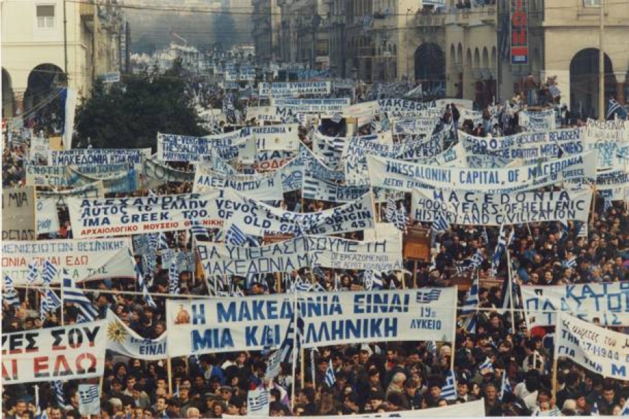 Η Μακεδονία είναι ελληνική συλλαλητήρια Tην άρνησή τους να παραχωρήσουν το όνομα και την ιστορική κληρονομιά της Μακεδονίας δεν τη διακήρυξαν «θερμοκέφαλοι» και «εθνοκάπηλοι Ελληναράδες" Την διακήρυξαν Έλληνες όπως οι Μάνεσης, Αρβελέρ, Τσάτσος, Θεοδωράκης που σε κείμενο τους έγραψαν πως το όνομα μας είναι η ψυχή μας. new deal Θανάσης Κ.