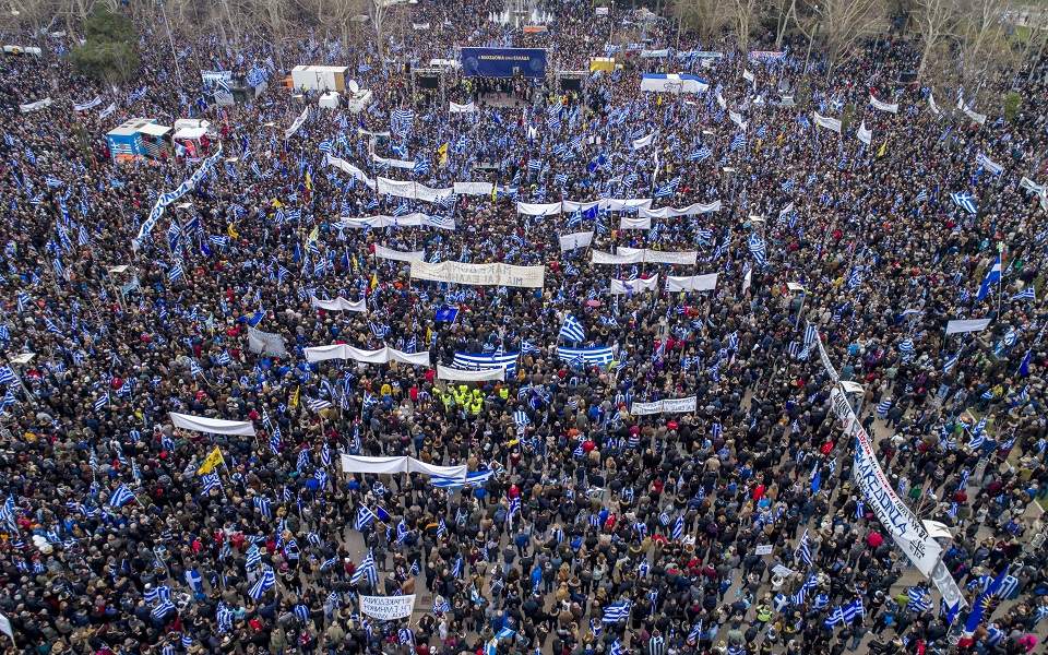 Για το Μακεδονικό, αν πράγματι ήθελε η κυβέρνηση να διαπραγματευτεί κάτι καλύτερο, το χθεσινό συλλαλητήριο τής δίνει φοβερό «όπλο»: Εδώ ο Ελληνικός λαός βγήκε στους δρόμους. Δεν μπορείτε κύριοι, για να «σταθεροποιήσετε» τα Βαλκάνια να… αποσταθεροποιείται το σταθερότερο κράτος των Βαλκανίων new deal Θανάσης Κ.