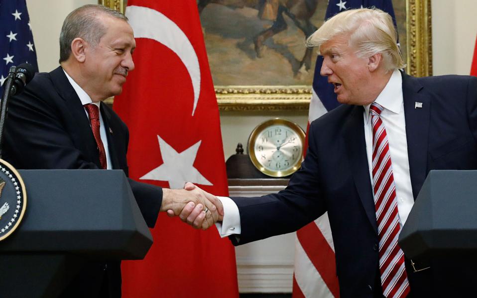 Η τουρκική οικονομία είναι μία ωρολογιακή βόμβα και θα μπορούσε να γίνει η αφετηρία μίας νέας διεθνούς χρηματοπιστωτικής κρίσης. Υπό αυτή την έννοια, αποτελεί και “μυστικό” όπλο του Ντόναλντ Τραμπ κατά του Ταγίπ Ερντογάν, αλλά και κατά της Ευρώπης. new deal Αθανάσιος Παπανδρόπουλος
