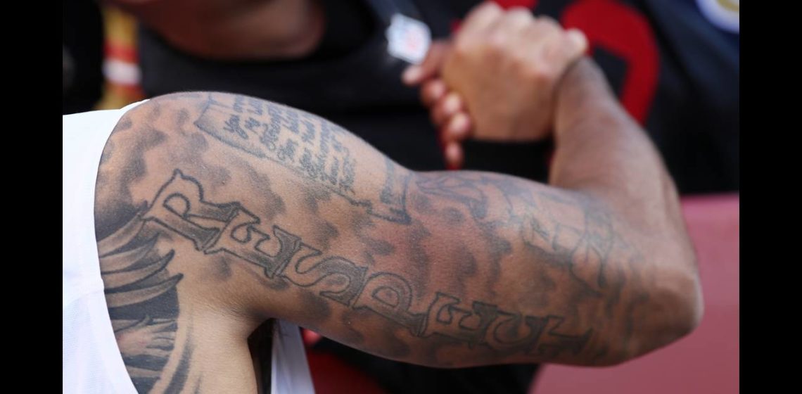 Ο Νίκος Κατσαρός σημειώνει ότι οι κίνδυνοι από την τέχνη του τατουάζ είναι πολλοί και ως επί το πλείστον άγνωστοι. Κανένας δεν ενδιαφέρεται πριν κάνει τατουάζ, να μάθει τι επιπτώσεις μπορεί να έχει για την υγεία του. new deal