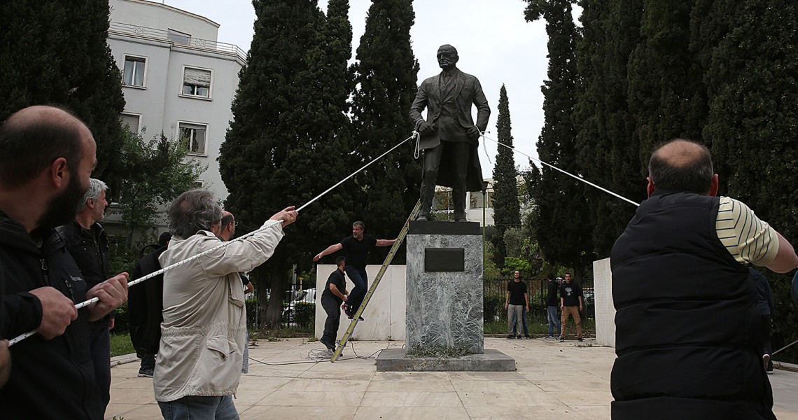 Ο Χρίστος Λιάπης με αφορμή την απόπειρα στελεχών του ΠΑΜΕ να γκρεμίσουν το άγαλμα του Τρούμαν στην Αθήνα, θυμήθηκε ανάλογες εικόνες των Ιρακινών που γκρέμιζαν το άγαλμα του Σαντάμ, αλλά και τον ήρωα του Όσκαρ Ουάιλντ, Ντόριαν Γκρέυ και να μιλήσει για τις προδομένες μοίρες των λαών. new deal