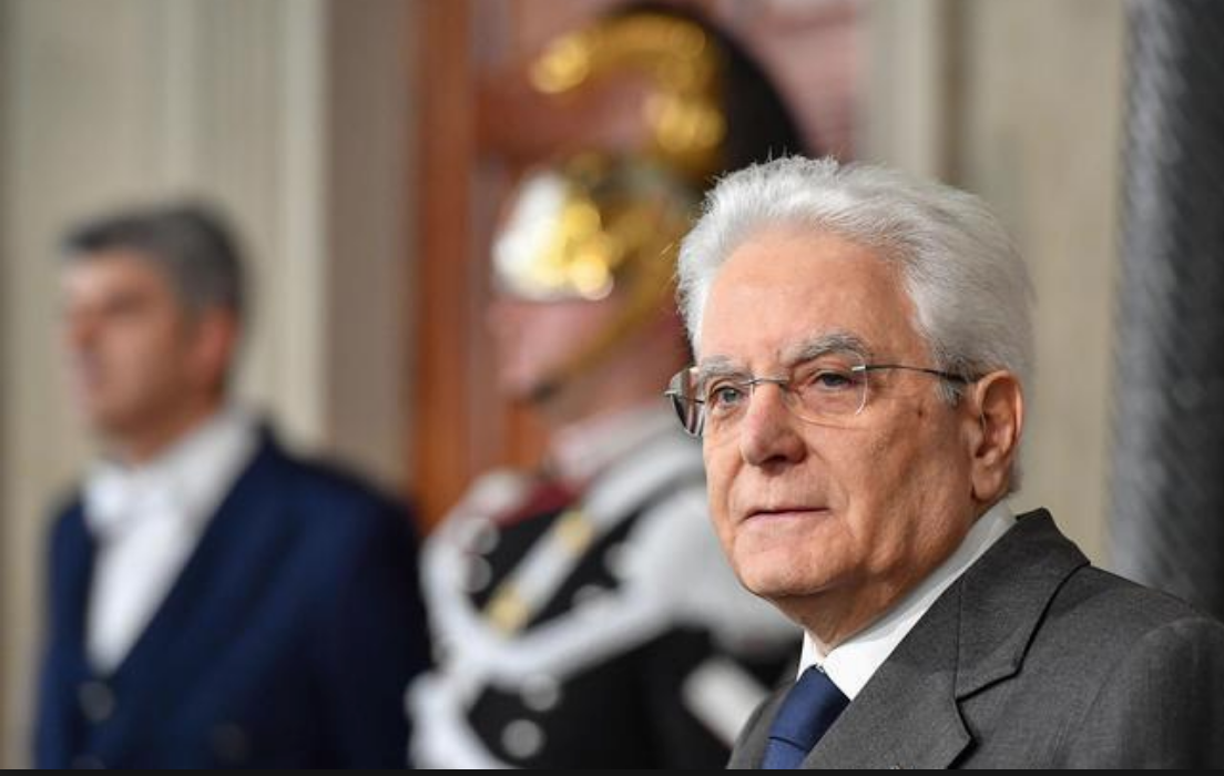Ο Γιώργος Παπασίμος σημειώνει ότι η άρνηση του Ιταλού Προέδρου Σέργιο Ματαρέλα να αποδεχθεί τον διορισμό ως υπουργό Οικονομικών του φιλογερμανού Πάολο Σαβόνα, άνοιξε το κουτί της Πανδώρας με απρόβλεπτες συνέπειες για το ευρωπαϊκό οικοδόμημα. new deal