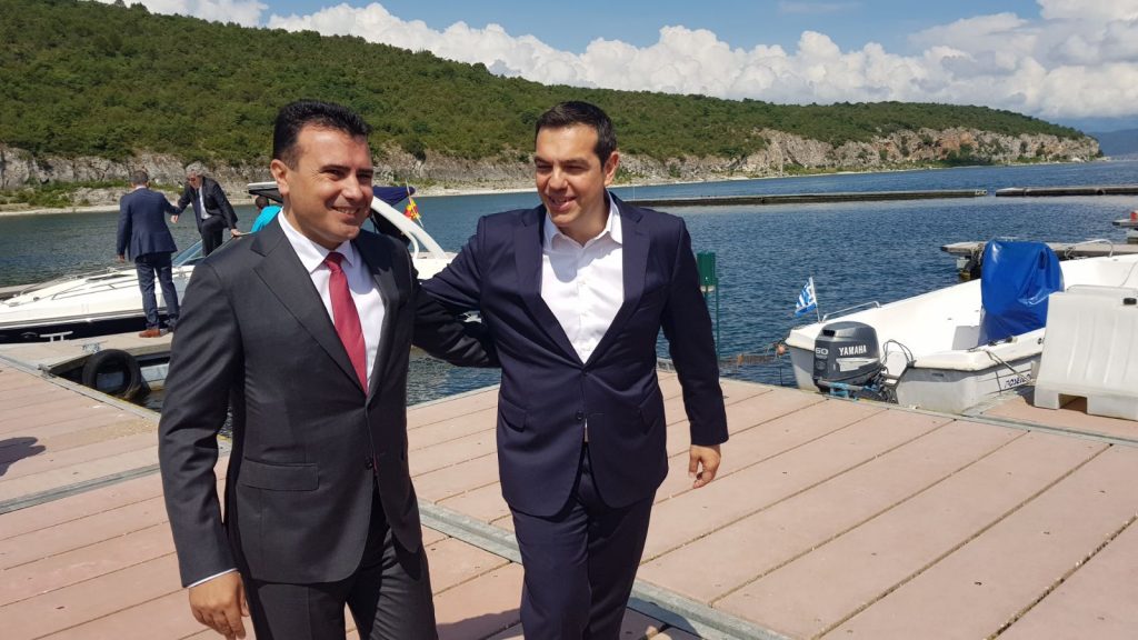 Ο Νίκος Αναγνωστάτος σημειώνει ότι ο πρωθυπουργός Αλέξης Τσίπρας με μια ξαφνική Αυτοκρατορική απόφαση παρέδωσε την Μακεδονία μας στους Σκοπιανούς, χωρίς εξουσιοδότηση λαού, βουλής και Υπουργικού Συμβουλίου. new deal