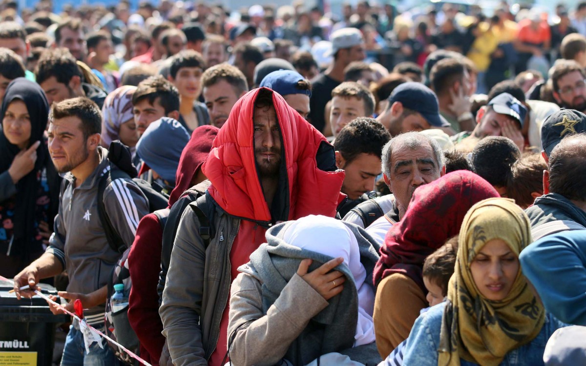 Ο Δημοσθένης Δαββέτας αναφέρεται σε δυο αποφάσεις για το μεταναστευτικό που άλλαξαν την εικόνα της Ευρώπης. Η μια ελήφθη από την Γερμανία της Μέρκελ και η άλλη από την Γαλλία του Σιράκ. Ελήφθησαν χωρίς να ερωτηθεί ο λαός παραβιάζοντας τις δημοκρατικές αρχές. new deal