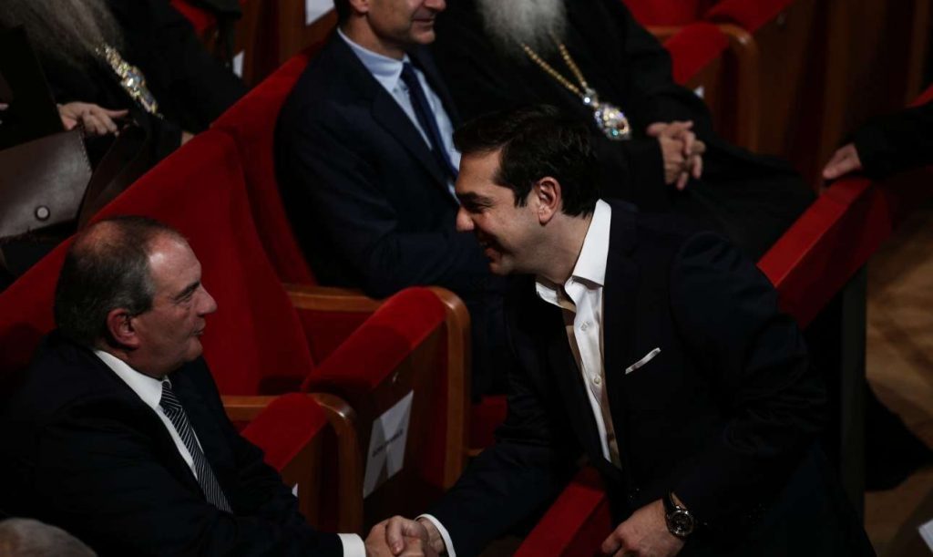 Ο Αθανάσιος Παπανδρόπουλος σημειώνει ότι οι επερχόμενες εκλογές δεν θα είναι περίπατος για τον Κυριάκο Μητσοτάκη. Με μεθοδικότητα ο Αλέξης Τσίπρας έχει τη δεξιά παρένθεση ως χαρτί για αξιοποίηση - κάτι που φροντίζουν και κάποιοι χρήσιμοι της ΝΔ. new deal
