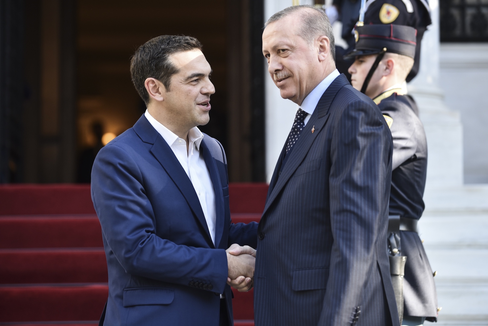 Ο Θανάσης Κ. Εξηγεί πως ο Αλέξης Τσίπρας έκανε δώρο στον Ταγίπ Ερντογάν την φιλανδοποίηση της Ελλάδας. Και αυτό σε μια περίοδο που η Τουρκία επέλεξε να απομακρυνθεί από την Δύση σπάζονται το γεωπολιτικό δίδυμο που είχε δημιουργήσει με την Ελλάδα, στον Ψυχρό Πόλεμο. new deal