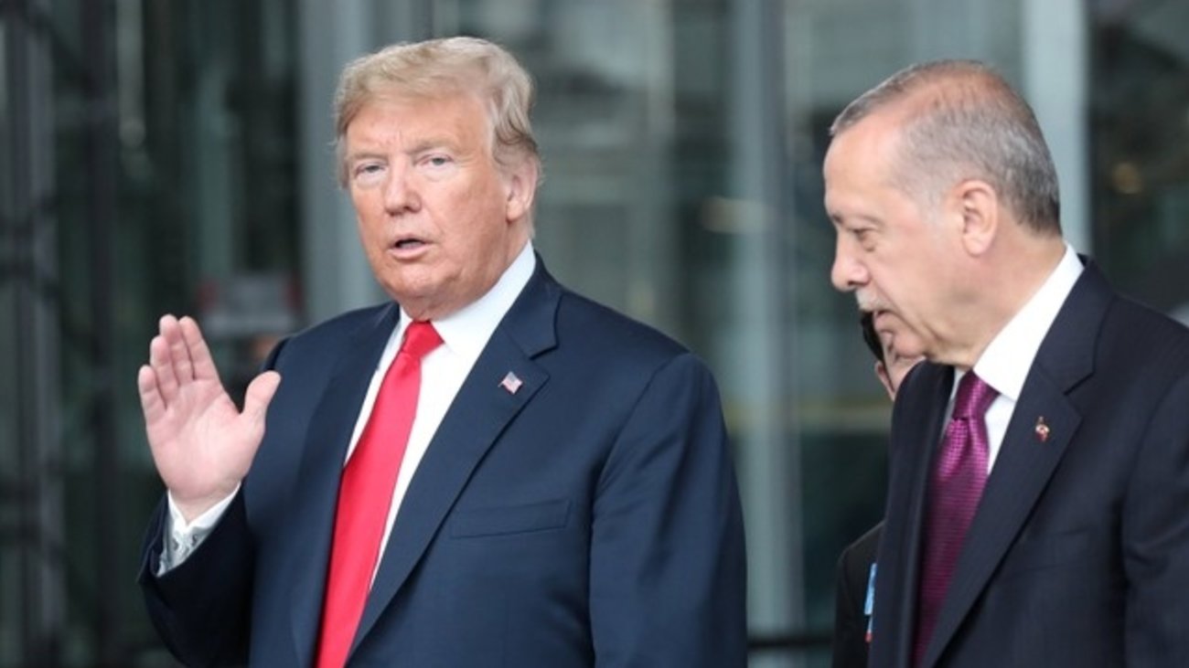 Ο Δημοσθένης Δαββέτας σημειώνει ότι ο Τραμπ κατάφερε και απομόνωσε τον Ερντογάν. Την ώρα που Αμερικανός πρόεδρος αποφάσισε να κηρύξει οικονομικό πόλεμο στην Τουρκία, με αφορμή την ομηρία του πάστορα Μπράνσον, ο Σουλτάνος βρέθηκε χωρίς καμία διεθνή στήριξη. new deal