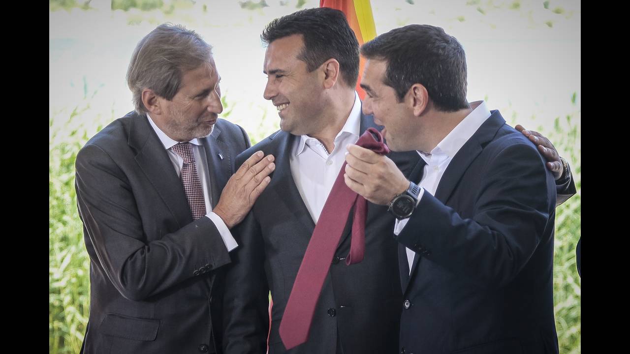 Ο Τάσος Παπαδόπουλος σημειώνει πως ο ...Αλέξης του Ίλιντεν, είναι ο μοναδικός πρωθυπουργός που υπέγραψε να παραχωρηθούν χιλιάδες ακίνητα του Δημοσίου στους δανειστές, έφτιαξε την Μόρια, και παραχώρησε στα Σκόπια τα πάντα. new deal