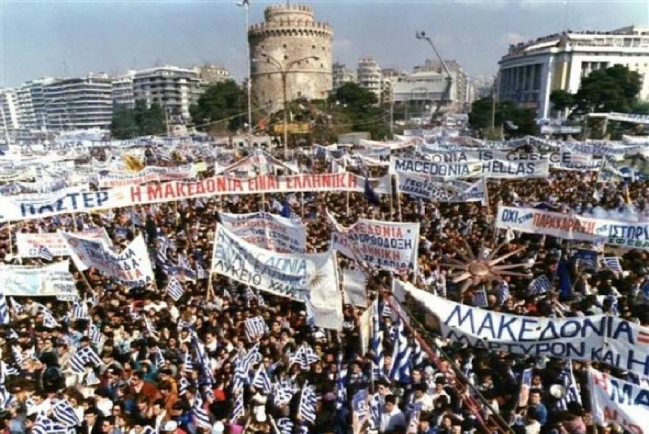 Ο Κώστας Δημ. Χρονόπουλος χαρακτηρίζει ελληνική τραγωδία την Ευρωπαϊκή Μακεδονία. Υπερασπίζεται την ιδέα να διενεργηθεί δημοψήφισμα και στην Ελλάδα και στηλιτεύει όσους προσάπτουν το χαρακτηρισμό “Ακροδεξιοί” σε όσους διαδηλώνουν ενάντι στη συμφωνία των Πρεσπών. new deal