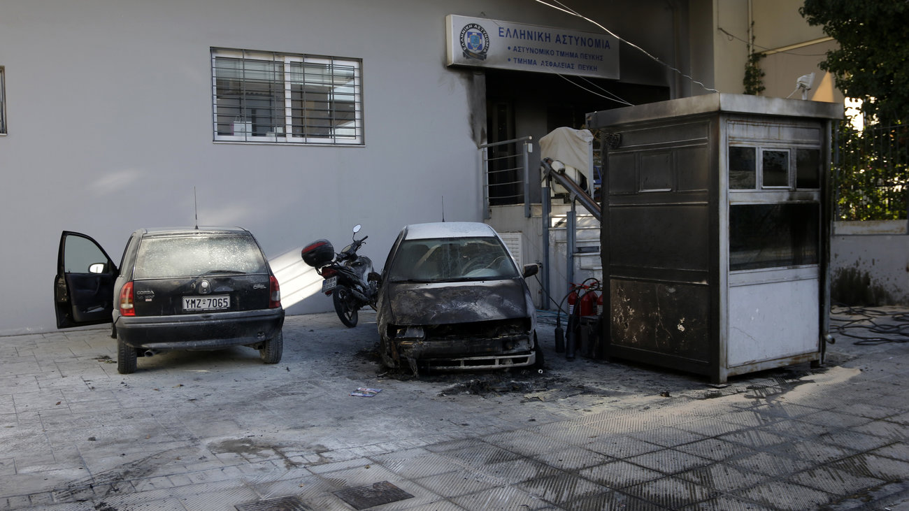 Ο Θανάσης Κ. μετά την επίθεση σε αστυνομικό τμήμα, προειδοποιεί για τα τάγματα εφόδου και το παρακράτος που στήνεται υπό την ανοχή του ΣΥΡΙΖΑ. Αποκαλύπτει πως οι περιβόητες συλλογικότητες είναι κουκουλοφόροι λαθρομετανάστες που έχουν εκπαιδευτεί και αριθμούν περί τις 7.000. new deal
