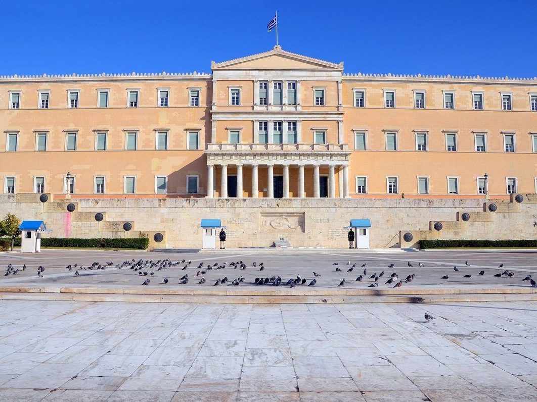 Ο Λάμπρος Ροϊλός στην ανάλυση του, με νομικά επιχειρήματα, εξηγεί γιατί η προτεινόμενη αναθεώρηση του άρθρου 3 του Συντάγματος, στο πλαίσιο της συμφωνίας Πρωθυπουργού-Αρχιεπισκόπου, μπορεί να οδηγήσει στον ξεριζωμό του ορθοδόξου χριστιανικού φρονήματος των Ελλήνων από τις μελλοντικές γενιές. new deal