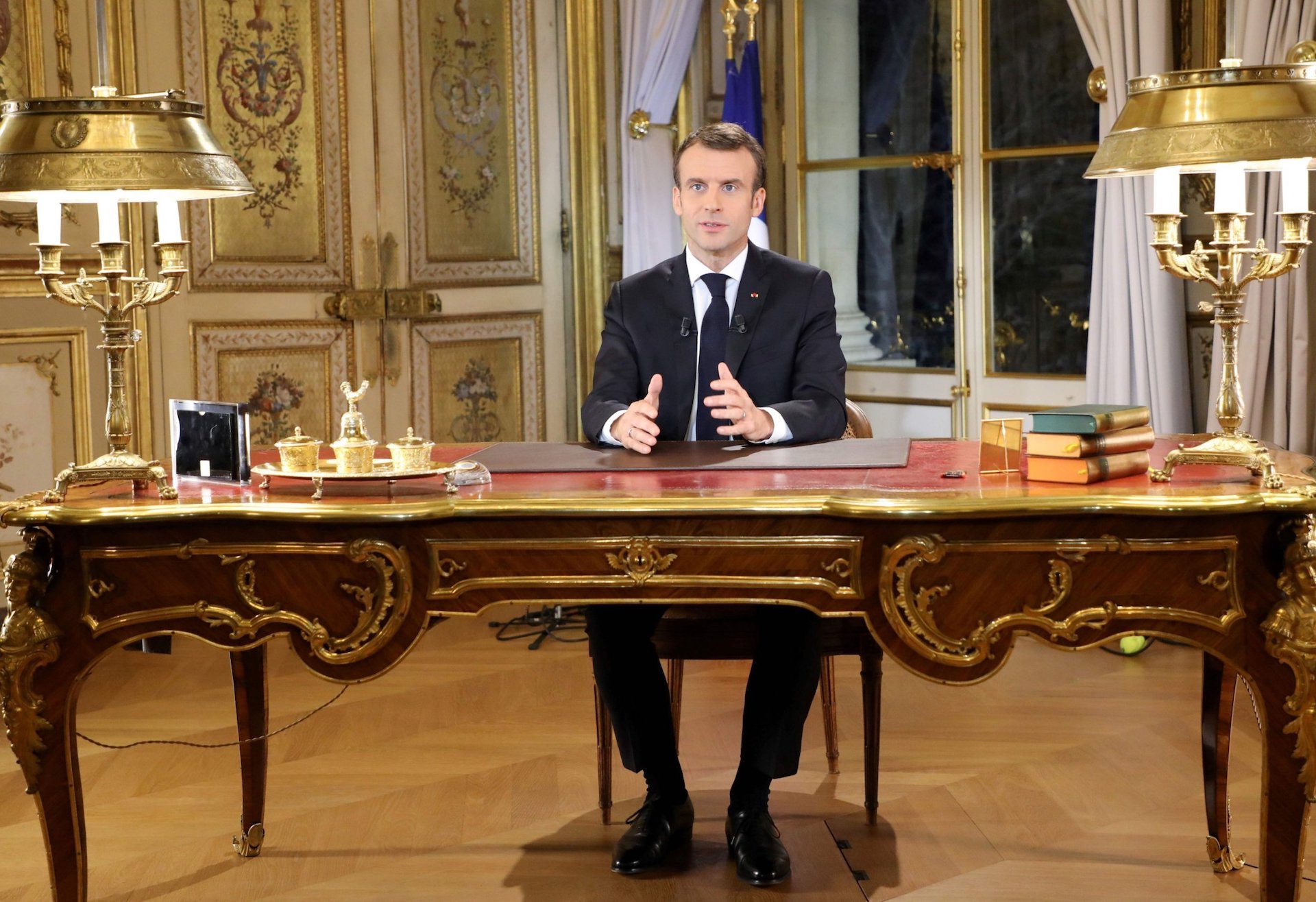 Ο Δημοσθένης Δαββέτας σημειώνει ότι το διάγγελμα Μακρόν σηματοδότησε μια στροφή του Γάλλου Προέδρου. Μια προσπάθεια να κερδίσει τον γαλλικό λαό από τα κίτρινα γιλέκα που συμπληρώθηκαν τώρα και από τα πράσινα γιλέκα. Θα τα καταφέρει. Οι Ευρωεκλογές θα είναι το πρώτο απτό δείγμα. new deal