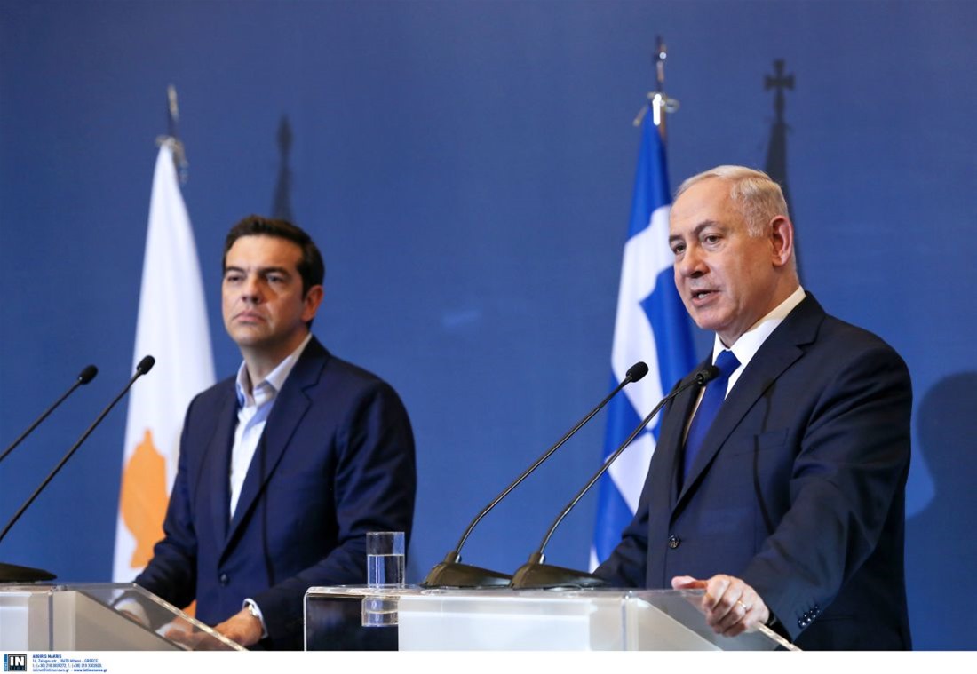 Ο Αθανάσιος Παπανδρόπουλος προσπαθεί να εξηγήσει τους λόγους που ο Αλέξης Τσίπρας έδειχνε εμφανώς βαριεστημένος στη συνάντηση που είχε με τον Βενιαμίν Νετανιάχου. Επισημαίνει πως ο Πρωθυπουργός δεν αναφέρθηκε καθόλου στη στρατιωτική συμφωνία Ελλάδας - Ισραήλ και τους κινδύνους που κρύβει η αδιαφορία του. new deal