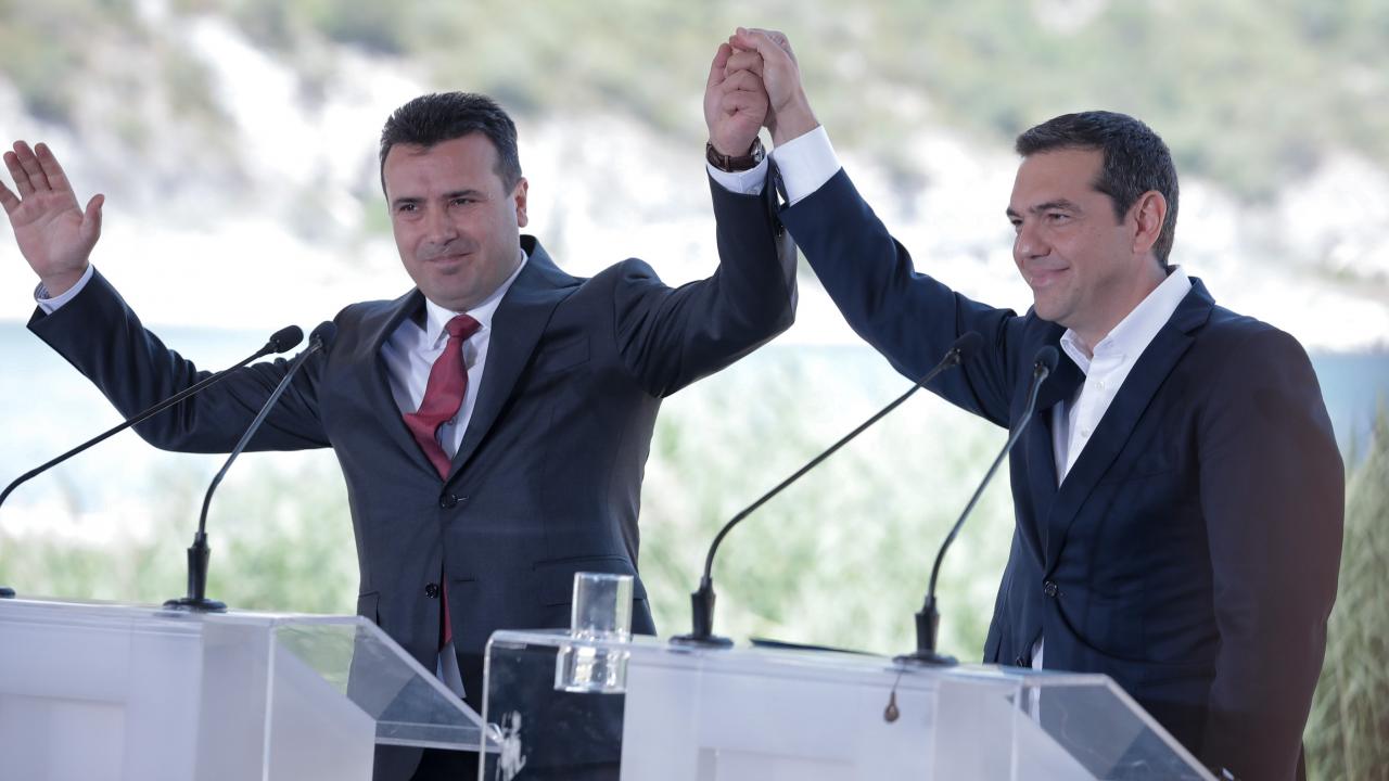 Ο Θανάσης Κ. επισημαίνει σε όσους σκέφτονται να ψηφίσουν την Συμφωνία Πρεσπών τον κίνδυνο που βάζουν την Ελλάδα μελλοντικά. Διότι αναγνωρίζεται μακεδονική ταυτότητα και μακεδονική, άσχετα τι λένε Τσίπρας και Ζάεφ και το κυριότερο γιατί νομιμοποιείται ο μακεδονικός αλυτρωτισμός. new deal