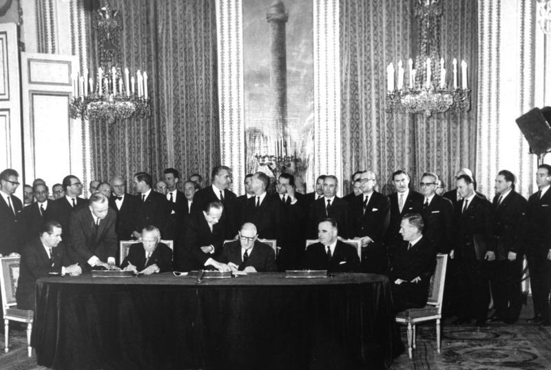 Ο Γιώργος Ζερβάκης με αφορμή την επέτειο των 56 χρόνων από την Συνθήκη Φιλίας των Ηλυσίων που υπέγραψαν στις 22 Ιανουαρίου 1963 ο Σαρλ Ντε Γκωλ και ο Κόνραντ Αντενάουερ, αναφέρεται στην ανανέωση της γαλλογερμανικής φιλίας σήμερα από την Άνγκελα Μέρκελ και τον Εμμανουέλ Μακρόν new deal