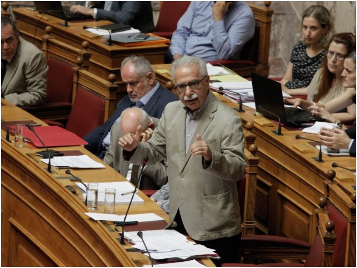 Ο Τάσος Παπαδόπουλος σημειώνει ότι ο Κώστας Γαβρόγλου πέρασε το νομοσχέδιο για την Παιδεία στα μουλωχτά και στο πόδι. Με την διαδικασία του επείγοντος και την στήριξη από τους πρόθυμους βουλευτές (εκτός ΣΥΡΙΖΑ) συγκέντρωσε την μήνιν όλων χωρίς εξαίρεση. new deal