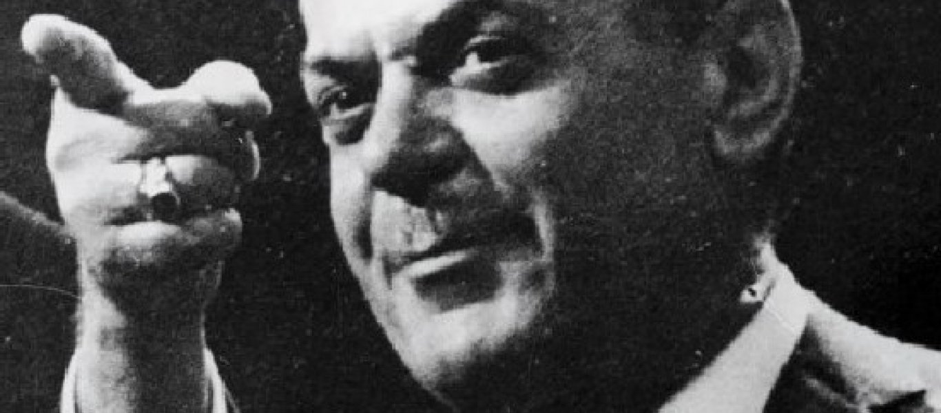 Ο Φάνης Ζουρόπουλος με κινηματογραφικό τρόπο περιγράφει άγνωστες πτυχές της 21ης Απριλίου. Από το πως οι Συνταγματάρχες ξεγέλασαν τους πάντες. Πως η Αυγή απέκλειε το Πραξικόπημα, μέχρι την αυτοσχέδια ουτοπία του Παπαδόπουλου Ελλάς Ελλήνων Χριστιανών. Μια καφενειακή Χούντα που ταλαιπώρησε την χώρα. new deal